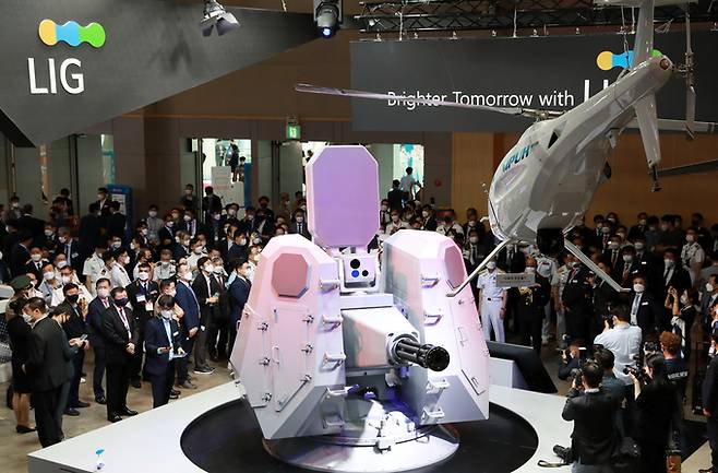 2021 부산국제조선해양대제전이 개막한 9일 참가자들이 부산 벡스코 제1전시장 내&nbsp;LIG넥스원 부스에 전시된 근접방어 무기체계(CIWS)-Ⅱ를 관람하고 있다. 부산=연합뉴스