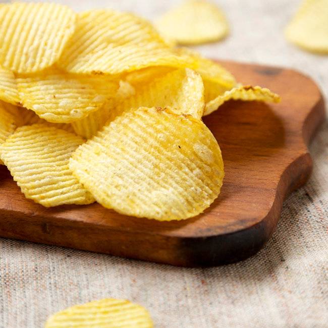 감자를 얇게 썰어 기름에 튀긴 감자칩. [GettyImage]