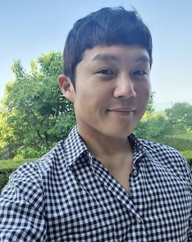 The comedian Jo Se-ho showed off his warm-looking look.On the 13th, Jo Se-ho posted a picture on his instagram with an article entitled I want to see you again at the blink time! # Joseph #In the photo, Jo Se-ho in a checkered shirt is shown. Jo Se-ho is smiling naturally and shows a warm atmosphere.Kim In-seok, who saw this, praised Handsome boy appearance, saying, Seho, my face is completely better!! I am serious! And Lee Hye-young said, It was eggs!Park Myeong-su then said, Its funny.On the other hand, Jo Se-ho is in charge of the TVN Yu Quiz on the Block.a fairy tale that children and adults hear togetherstar behind photoℑat the same time as the latest issue
