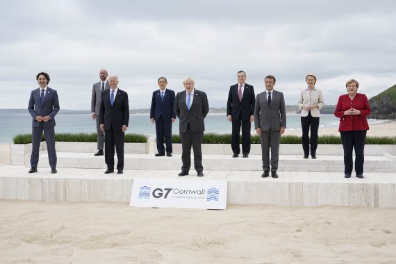 지난 11일(현지시간) 영국 콘월의 카비스베이 해변에서 주요 7개국(G7) 정상들이 기념촬영을 하고 있다.AP뉴시스