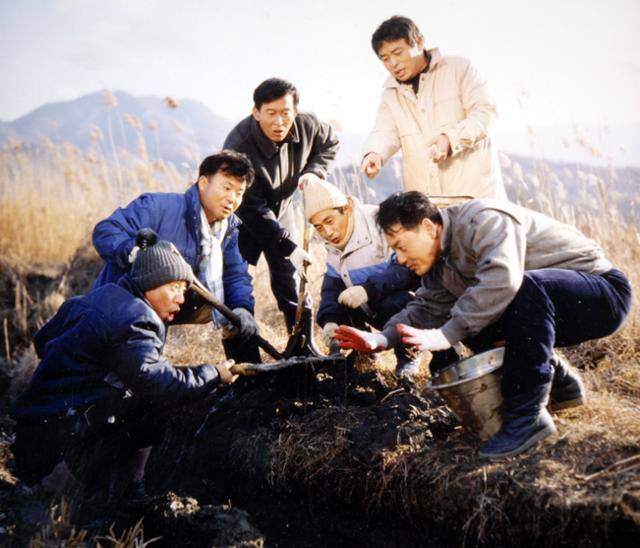 드라마 '전원일기'에서 귀동 역을 연기한 이계인(왼쪽에서 두 번째)과 김 회장 둘째 아들 용식을 연기한 유인촌(오른쪽 첫 번째). MBC 제공