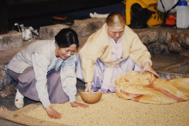 드라마 '전원일기'에서 마당에 곡물을 말리고 있는 김 회장 부인(왼쪽 김혜자)과 그의 어머니(정애란). MBC 제공