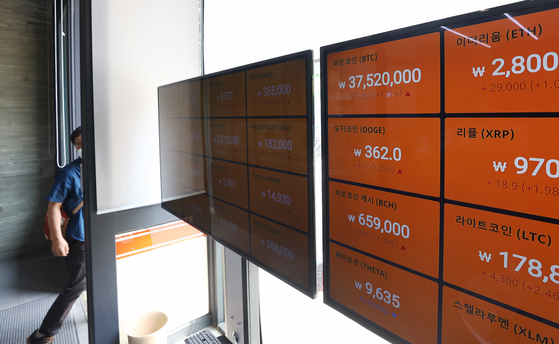 Prices of cryptocurrencies are displayed on screens operated by Bithumb, a local cryptocurrency exchange, in Gangnam District, southern Seoul, last week. [YONHAP]