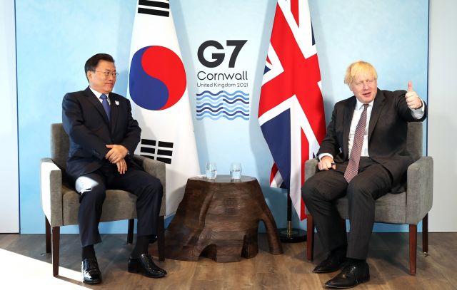 G7 정상회의 참석차 영국을 방문 중인 문재인 대통령이 13일(현지시간) 영국 콘월 카비스베이에서 열린 보리스 존슨 영국 총리와 양자회담에서 대화하고 있다. 연합뉴스