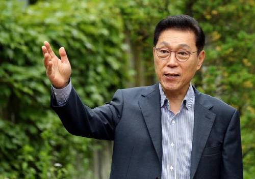 한국의 저성장 탈출 해법을 담은 저서 '한국의 시간'으로 최근 학계에서 파장을 일으킨 김태유 서울대 명예교수가 지난달 31일 서울대 공과대 앞에서 국가 발전 방향에 대해 설명하고 있다. <김호영기자>