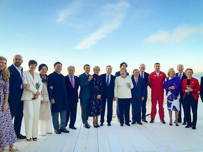 주요 7개국(G7) 정상회의 참석차 영국을 찾은 문재인 대통령 내외가 12일(현지시간) 콘월 카비스베이에서 참가국 정상 부부들과 기념 촬영을 하고 있다. 청와대 페이스북 캡처