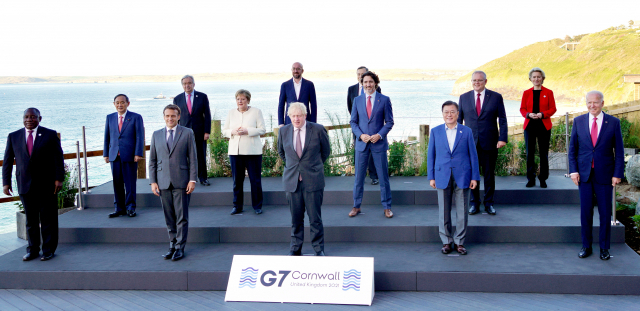 G7 정상회의 참석차 영국을 방문 중인 문재인 대통령이 12일(현지시간) 영국 콘월 카비스베이 양자회담장 앞에서 참가국 정상들과 기념사진을 촬영하고 있다./연합뉴스