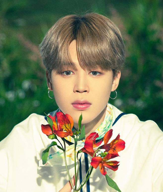 BTS released a picture of each member ahead of a fan meeting held on the 13th and 14th of today with the article You shine brighter than anyone else, ARMY BTS 2021 MUSTER small space on the official SNS on the 12th.In the public picture, Jimin was holding flowers, but he excited fans with a more beautiful visual than flowers.Jimin, a mysterious hair color that combines gold and brown with a green green forest, is looking straight at the mysterious forest fairy gaze, which is like sitting with a red flower and sucking in.Jimin, who holds the red flower Alstroemeria symbolizing erotic, new encounter, consideration and friendship, is a sacred reminder of the sacred the spirit of flowers, further heightening the enthusiasm for the 8th anniversary fan meeting on the 13th.Meanwhile, BTS will perform a fan meeting BTS 2021 Muster (MUSTER) Small Space online on June 13 and 14, marking its eighth anniversary.