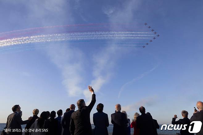 G7 정상회의 참석차 영국을 방문중인 문재인 대통령이 12일(현지시간) 영국 콘월 카비스베이에서 참가국 정상 내외들과 영국 특수비행팀 '레드 애로우'의 G7 정상회의 축하 비행을 관람하고 있다.(청와대 페이스북) 2021.6.13/뉴스1