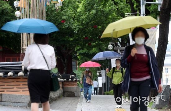 전국이 흐리고 비가 내린 17일 서울 시내의 한 거리에서 시민들이 우산을 쓴 채 발걸음을 재촉하고 있다./김현민 기자 kimhyun81@