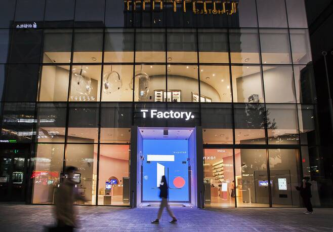 SK텔레콤의 24시간 무인 매장이 있는 홍대 T팩토리의 모습. 저녁에도 매장 불이 켜져있다./SK텔레콤