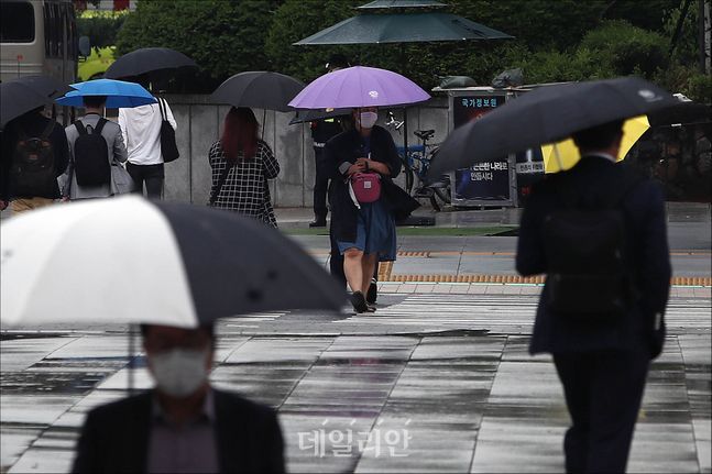 우산을 쓴 시민들이 바쁘게 걸음을 옮기고 있다. ⓒ데일리안 홍금표 기자