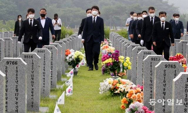 이준석 국민의힘 신임 당 대표가 14일 오전 7시 30분 대전광역시 유성구 국립대전현충원을 찾았다. 이 대표와 일행들이 고 한주호 준위 묘역을 참배하기 위해 이동하고 있는 모습. 대전=신원건 기자  laputa@donga.com