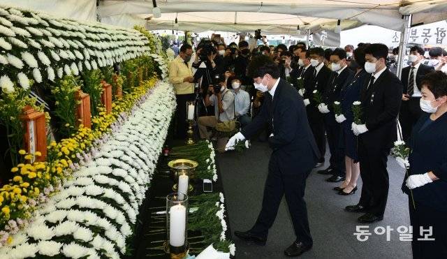 이준석 국민의힘 당대표,최곡위원,당직자들과 함께 14일 광주 동구청 광장에 마련된 학동4구역 재개발 붕괴사고 희생자 합동분향소를 찾아 참배하고 있다. 광주=박영철 기자 skyblue@donga.com