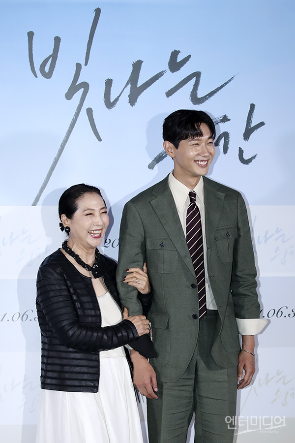 Actor Goh Doo-shim and Ji Hyo Woo pose at the premiere of the movie Shining Moment at CGV Yongsan I-Park Mall in Seoul Yongsan District on the afternoon of the 14th.