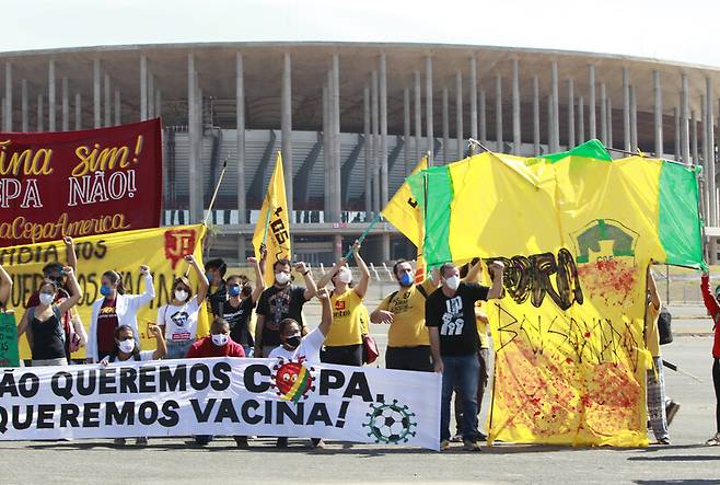 브라질 시민들이 13일(현지시각) 브라질 브라질리아에서 코파 아메리카의 브라질 개최와 자이르 보우소나루 브라질 대통령에 반대하는 시위를 벌이고 있다. AP 연합뉴스