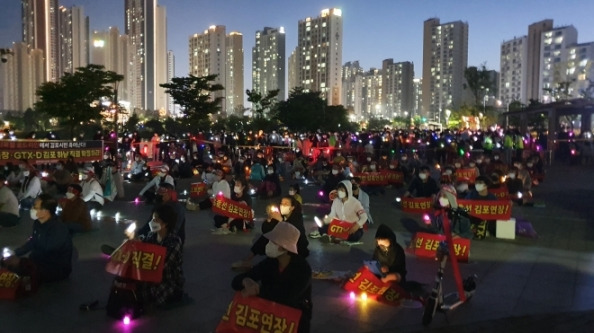 지난 5일 김포검단교통시민연대 회원들이 김포 장기동 한강중앙공원, 풍무동 새장터공원, 구래동 호수공원 등 3곳에서 촛불 문화제를 열고 있다. [사진=김포검단교통시민연대]