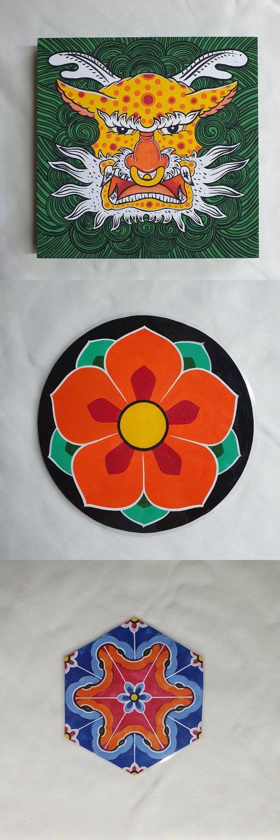 단청에는 화문·길상문 등 여러 가지 문양이 사용된다. 위에서부터 금수문에 해당하는 귀면문, 화문에 해당하는 연화문, 금문에 해당하는 박쥐금. 금문은 기하학적 문양을 반복해 그린 것으로, 박쥐금은 박쥐의 형상을 딴 것이다.