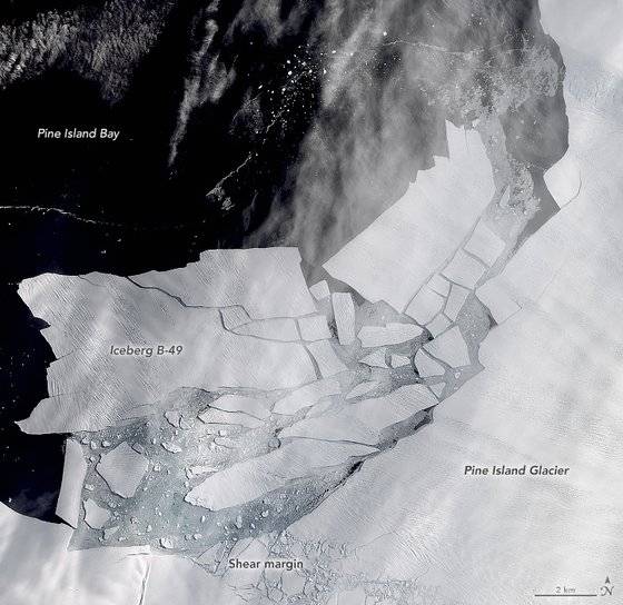 지난해 서남극 파일섬의 빙붕이 떨어져 나간 모습. NASA