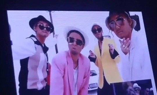 2017년 콘서트에서 흑인 분장을 하고 브루노 마스의 ‘업타운 펑크’를 부른 마마무. [SNS 캡처]