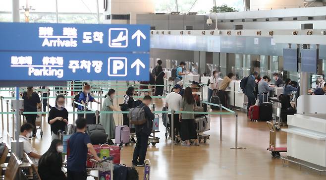 지난 10일 오후 영종도 인천국제공항 1터미널 출국장 카운터가 해외 출국자들로 붐비고 있다. 연합뉴스