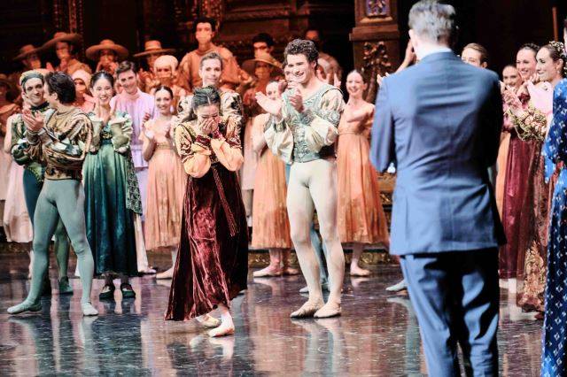 박세은이 10일 '로미오와 줄리엣' 공연을 마친 후 오렐리 뒤퐁 파리오페라발레 예술감독과 알렉산더 네프 파리오페라극장장으로부터 에투왈로 지명되자 두 손으로 얼굴을 감싸고 있다. 공연 파트너였던 폴 마르케(박세은의 오른쪽)를 비롯해 동료 단원들이 웃으며 박수치고 있다.  파리오페라발레-박세은 제공