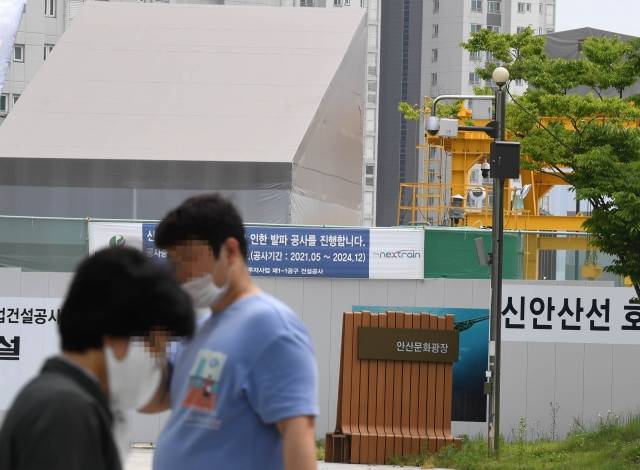 시민들이 지난 8일 경기도 고잔신도시 신안산선 호수역 건설 현장 앞을 지나가고 있다. 안산과 여의도를 연결하는 신안산선 건설 사업에는 국가 균형발전을 목표로 만들어진 ‘균형발전특별회계’ 예산이 11년 간 5000억원 넘게 투입됐다. 안산=윤성호 기자