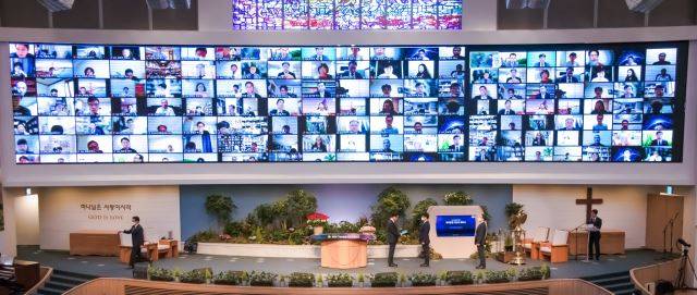 지난 12일 서울 사랑의교회 새벽예배에서 진행된 CAL세미나 수료식 모습.      국제제자훈련원 제공