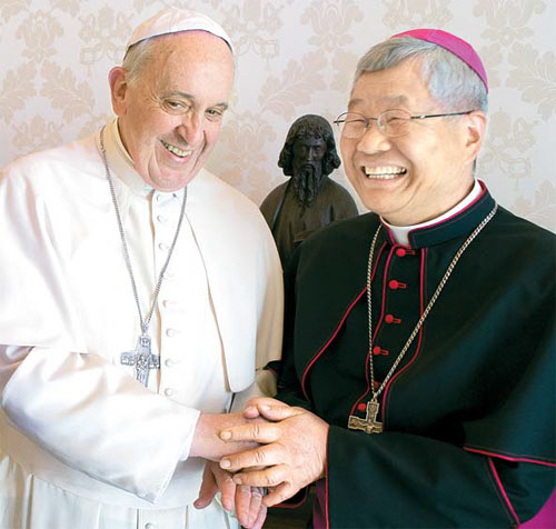 유흥식(오른쪽) 대주교가 지난 2014년 바티칸 교황 집무실에서 프란치스코 교황을 알현하는 모습.  천주교 대전교구 제공