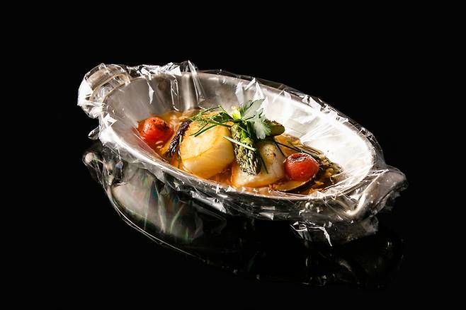 고온에도 녹지 않는 요리용 특수 필름으로 만들어지는 ‘메로 파피요트’. 그랜드 하얏트 서울 제공