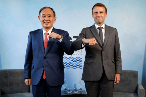 G7 정상회의에서 팔꿈치 인사 나누는 스가 일본 총리와 마크롱 프랑스 대통령. / AFP 연합뉴스