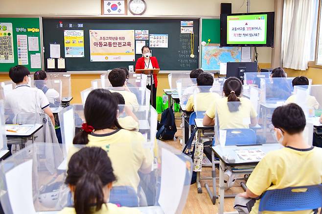 OECD 상위 10개국의 학급당 학생 수는 초등 18.4명, 중등 19.5명이다. 지난해 경기도 중학교 절반의 학급당 학생 수는 31명 이상이었다. ⓒ쉘코리아 제공