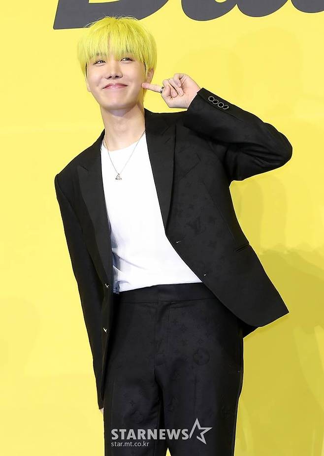 방탄소년단(BTS) 제이홉이 21일 오후 서울 송파구 방이동 올림픽홀에서 진행된 새 싱글앨범 'Butter' 발매 기념 쇼케이스에서 포즈를 취하고 있다.  'Butter'에는 버터처럼 부드럽게 녹아들어 너를 사로잡겠다는 방탄소년단의 귀여운 고백이 담겨있다.  방탄소년단은 'Butter'를 사실상의 선 공개 싱글로 스타트를 끊고 6월 중 'Butter'가 포함된 새 앨범을 발매할 계획이다. 2021.05.21 /사진=김창현 기자 chmt@