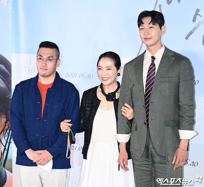 Director So Jun-moon, Actor Go Doo-shim and Ji Hyun-woo attended the premiere of the movie Shining Moment at CGV Yongsan I-Park Mall in Seoul on the afternoon of the 14th.