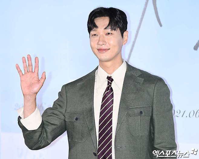 Actor Ji Hyun Woo, who attended the premiere of the movie Shining Moment at the Seoul CGV Yongsan I-Park Mall on the afternoon of the 14th, has photo time.