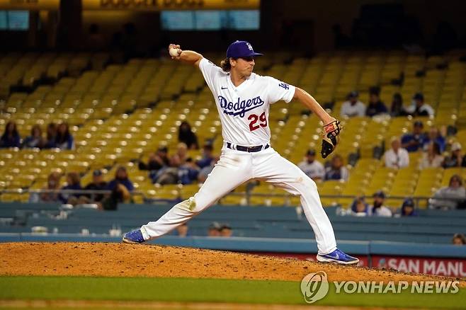 9회초 마운드에서 투구하는 앤디 번즈 [USA 투데이 스포츠=연합뉴스 자료사진. 재판매 및 DB 금지]