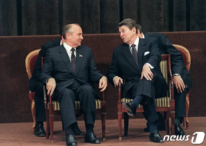 1985년 11월 20일 로널드 레이건 당시 미국 대통령과 미하일 고르바초프 당시 소련 공산당 서기장과 제네바에서 만나 대화를 나누고 있다. © AFP=뉴스1