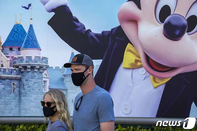 미국 디즈니랜드 이용객들이 신종 코로나바이러스 감염증 예방을 위해 마스크를 쓰고 있다. © AFP=뉴스1