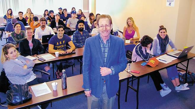 올가을 한국에서 ‘부동산 MBA과정’을 개설하는 미국의 경영전문대학 인터내셔널 아메리칸 대학교(International American University) 강의실에 모인 이라 로비치(Lovitch) 교수와 학생들. /IAU한국사무소 제공