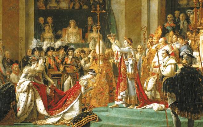 황제가 되는 나폴레옹과 조연으로 밀려난 교황… 유럽 권력의 정점이 바뀌는 순간 - 프랑스가 영국을 정복하려 상륙 훈련을 진행하는 동안, 영국의 나폴레옹 암살 시도는 실패로 돌아갔다. 나폴레옹은 반혁명 세력을 봉쇄하기 위해 스스로 황제가 되겠다는 계획을 국민투표에 부쳤고, 압도적 찬성을 이끌어냈다. 1804년 12월 2일, 교황 비오 7세가 참석한 가운데 파리 노트르담 성당에서 대관식이 열렸다. 스스로 왕관을 집어들어 교황보다 황제가 우위에 있음을 천명한 나폴레옹이 조제핀에게 황후의 관을 씌워 주는 모습을 그린 자크루이 다비드의 그림‘파리 노트르담 성당에서 열린 나폴레옹 1세 황제와 조제핀 황후의 대관식’(부분). 루브르 박물관 소장. 관을 들고 선 나폴레옹 뒤편(그림에서 오른쪽)의 교황 등 참석자들의 초상도 명확히 그려졌다. /위키피디아
