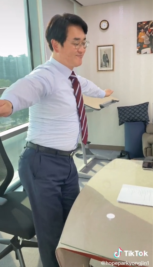 더불어민주당 박용진 의원이 지난 4월 29일 소셜미디어 틱톡 계정에 올린 영상. 걸그룹 브레이브걸스의 노래 '롤린'에 맞춰 허리를 돌리는 춤을 추고 있다. /틱톡