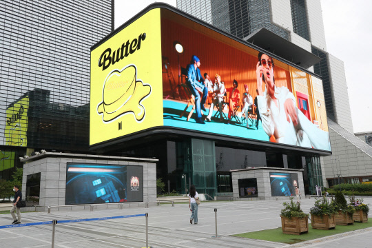 서울 강남구 코엑스 초대형 전광판에 15일 상영되고 있는 BTS의 '버터(Butter)' 뮤직비디오. 연합뉴스
