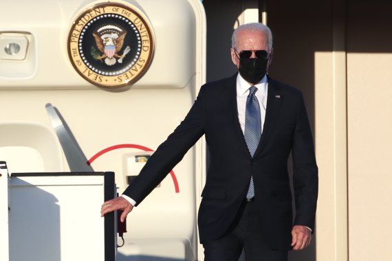 조 바이든 미국 대통령이 13일(현지시간) 북대서양조약기구(NATO·나토) 정상회의 참석을 위해 벨기에 브뤼셀 소재 멜스브로에크 군 공항에 도착한 모습. AP뉴시스