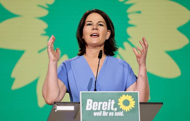 독일 녹색당 공동대표이며 총선 총리 후보인 아나레나 베어보크가 13일 베를린에서 열린 디지털 전당대회에서 연설을 하고 있다. 베를린/로이터 연합뉴스