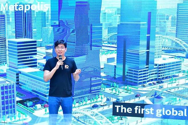 15일 오전 서울 성수동에서 열린 직방 기자간담회에서 안성우 직방 대표가 ‘메타폴리스’ 서비스 이미지 앞에 서 있다. 직방 제공