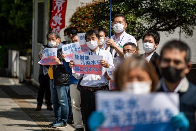 후쿠시마 원전 오염수 방출에 반대하는 활동가들이 4월 일본 도쿄 총리 관저 앞에서 집회를 열고 있다. AFP 연합뉴스