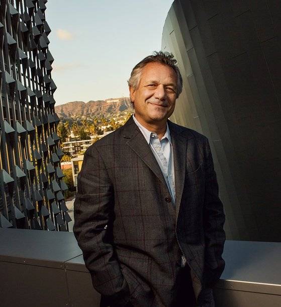 다큐 '누렁이'를 연출한 케빈 브라이트 감독. 이 다큐에는 한국 개농장에서 구조한 개를 미국에 입양보내는 DoVE(Dogs of Violence Exposed) 프로젝트를 그의 아내와 공동 설립한 한국계 미국인 태미 조 저스맨이 카메라 앞 화자로 나섰다. [사진 저스트 브라이트 프로덕션즈]