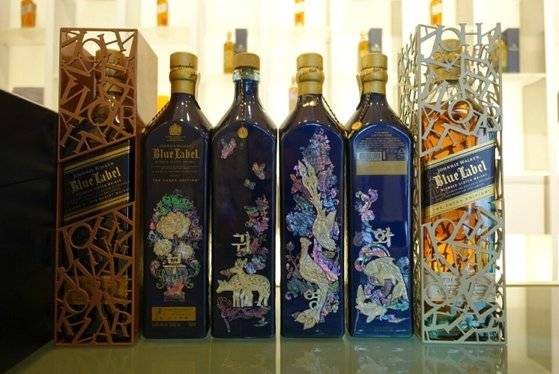 화려한 조니워커 블루라벨 한정판 위스키. [사진 김대영]