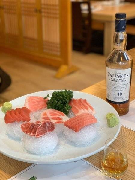 탈리스커 10년. 참치회와 잘 어울린다. [사진 박진영]