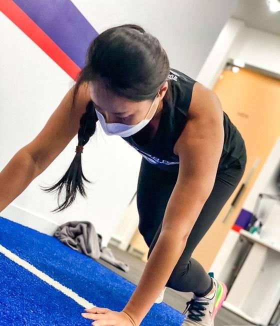 'F45 트레이닝'을 하고 있는 김은비 민지크루. '마운틴 클라이머’ 란 동작으로 유산소 프로그램 동작 중 하나다. [사진 김은비]